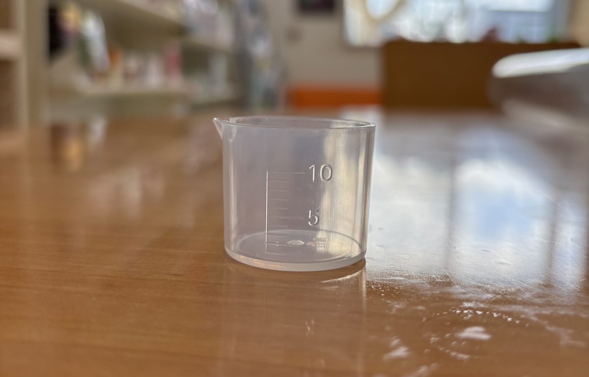 シロップ用の計量カップ（5mL・10mL目盛り）