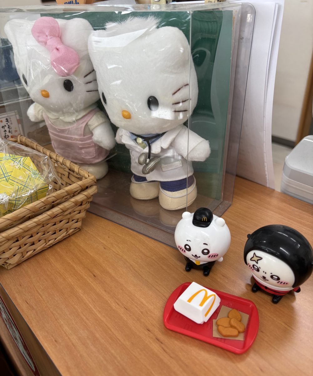白衣を着たキティの薬剤師がお出迎え
