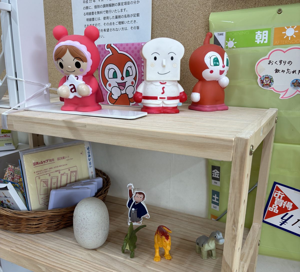 待合室の棚のキャラクターと「おくすりの飲ませ方」のご案内