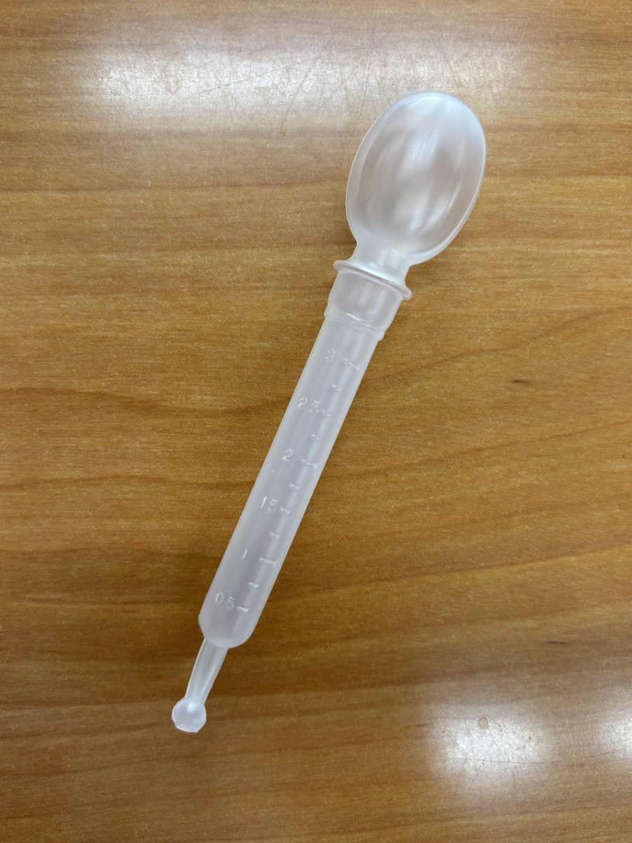目盛り付きのスプーン型スポイト（赤ちゃんのシロップを量ってそのまま飲ませられます）